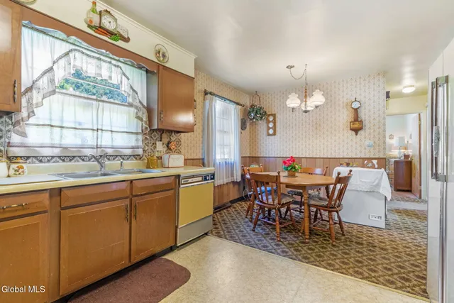 $244,500 | 1221 Houlton Avenue, Rotterdam, NY 12303