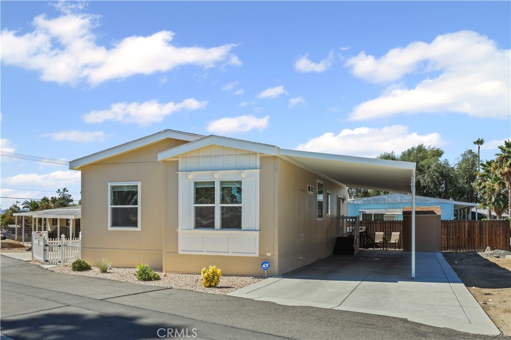 1700 South State Street, Unit 19 Hemet, CA 92543 - Photo 4 of 34 a view of a house with a patio