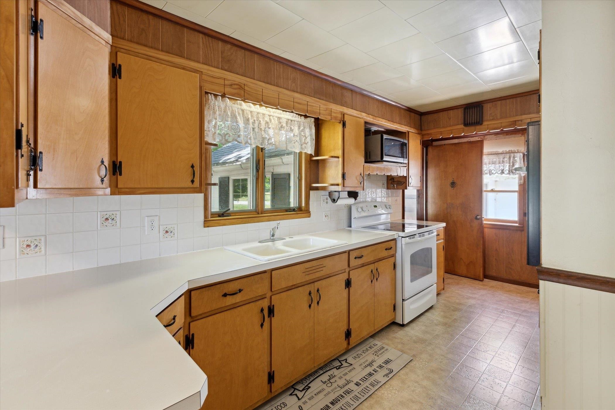 4576 Murphy Lake Road Millington, MI 48746 - Photo 8 of 39 50143990-c7be97b6-a89c-439c-a6a5-229c7796007e.JPG