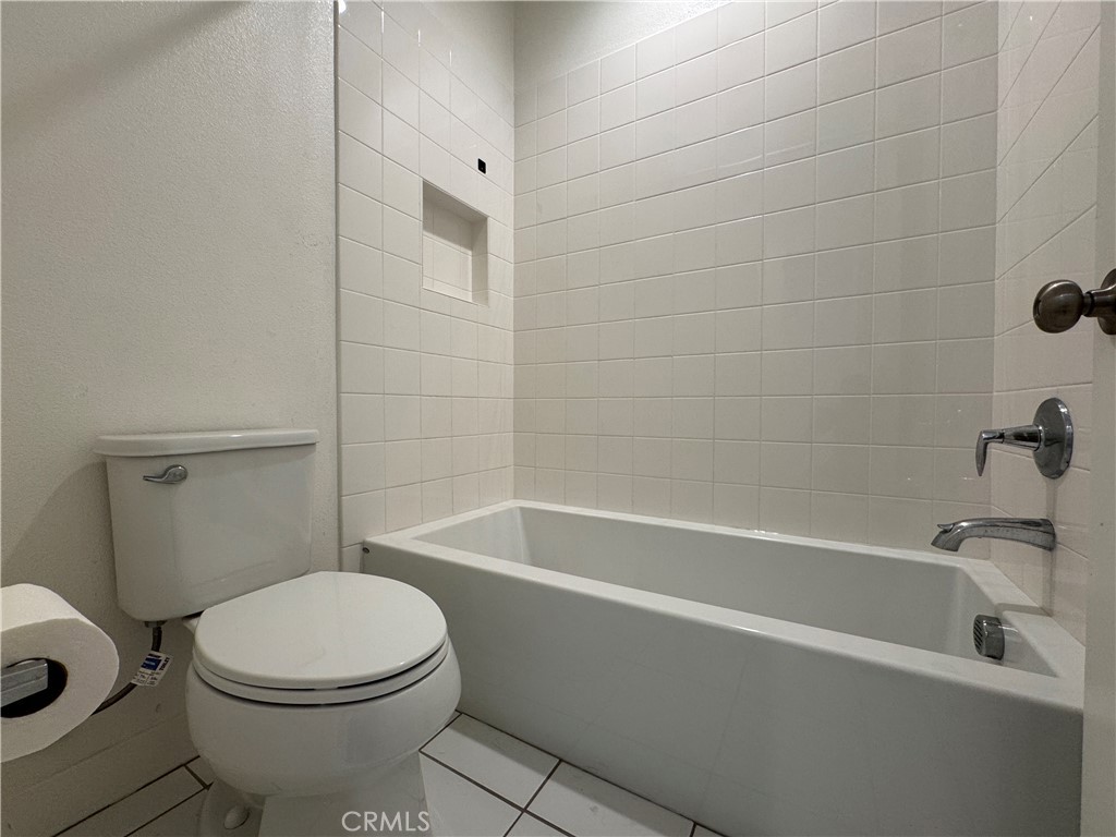 13562 Pointer Court Riverside, CA 92503 - Photo 26 of 42 a bathroom with a sink a toilet and a bathtub