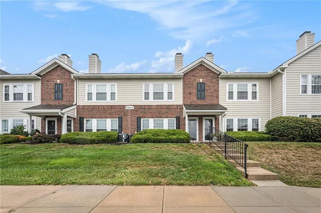 $329,500 | 11613 Tomahawk Creek Parkway, Unit E, Leawood, KS 66211
