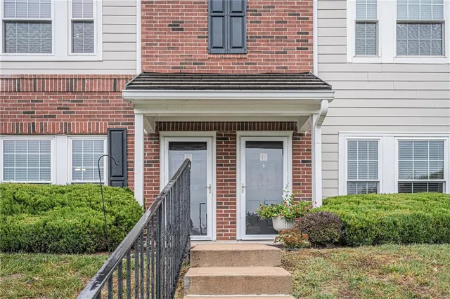 $329,500 | 11613 Tomahawk Creek Parkway, Unit E, Leawood, KS 66211