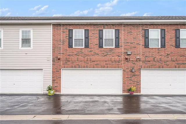 $329,600 | 11613 Tomahawk Creek Parkway, Unit E, Leawood, KS 66211