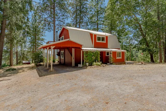 a view of a house with backyard and sitting area