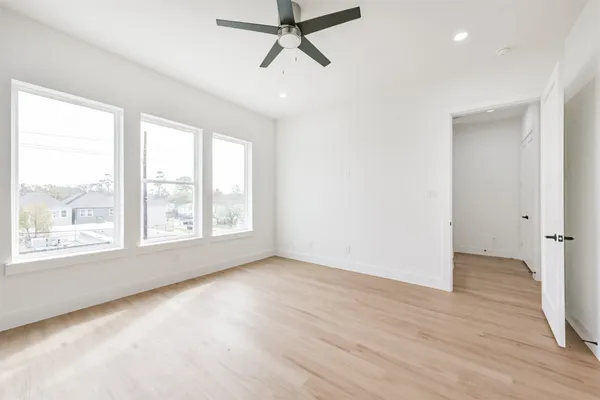 a view of a livingroom with a ceiling fan & entryway