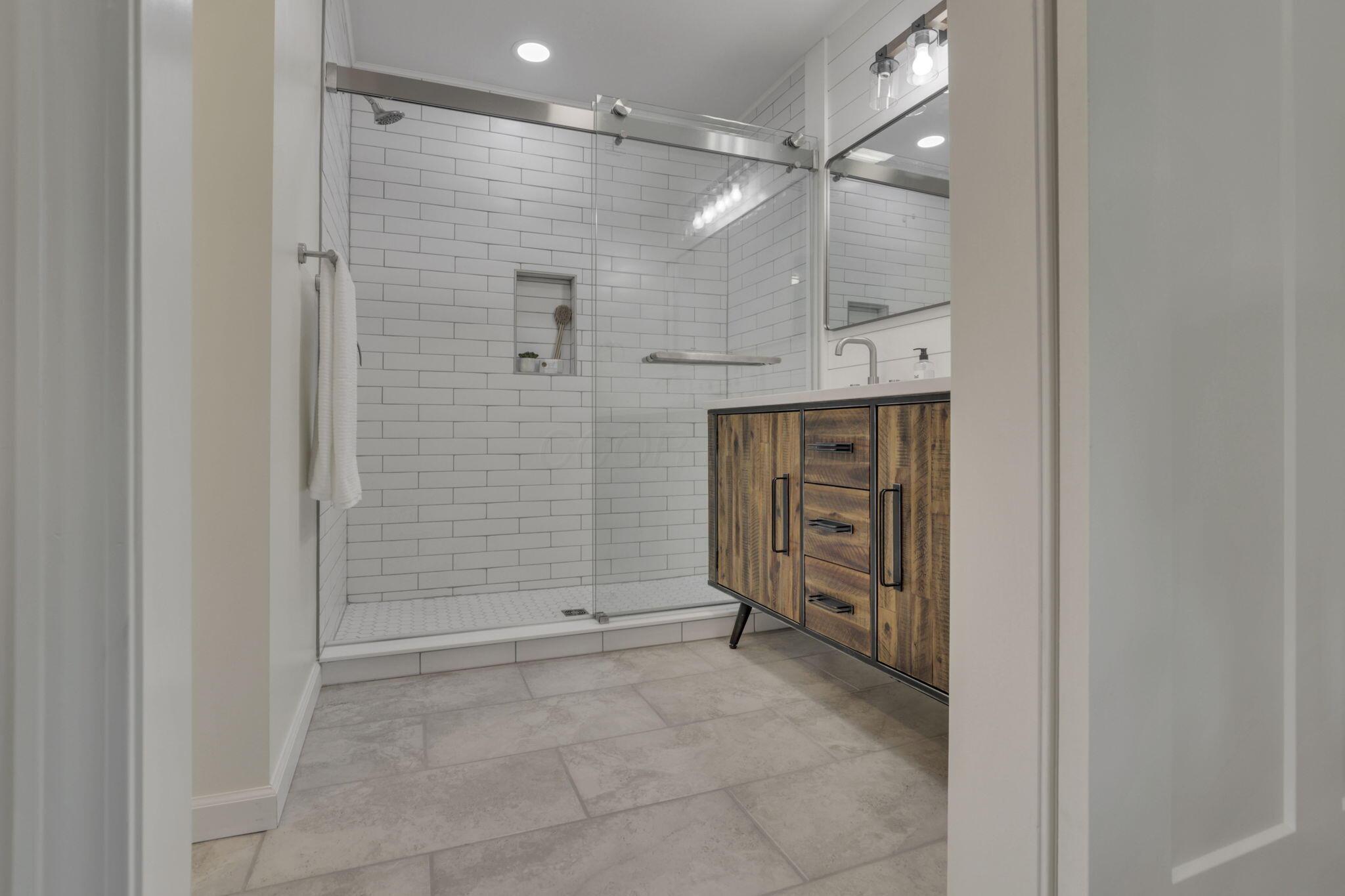 1080 Coonpath Road Northwest Lancaster, OH 43130 - Photo 25 of 55 Master Bathroom