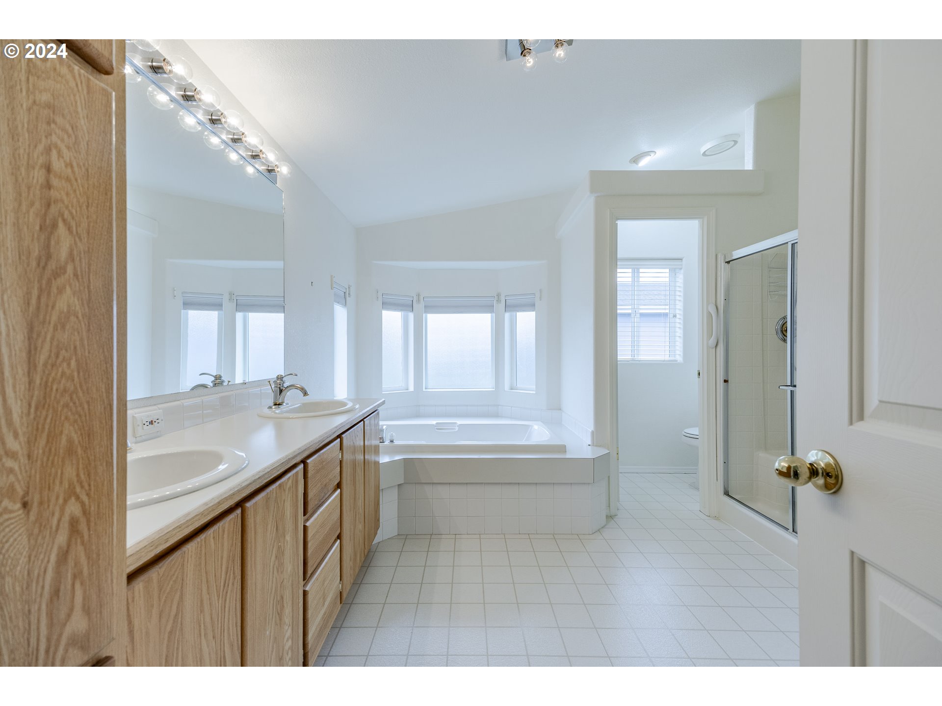 3220 Crescent Avenue, Unit 67 Eugene, OR 97408 - Photo 38 of 48 a bathroom with a tub sink and mirror