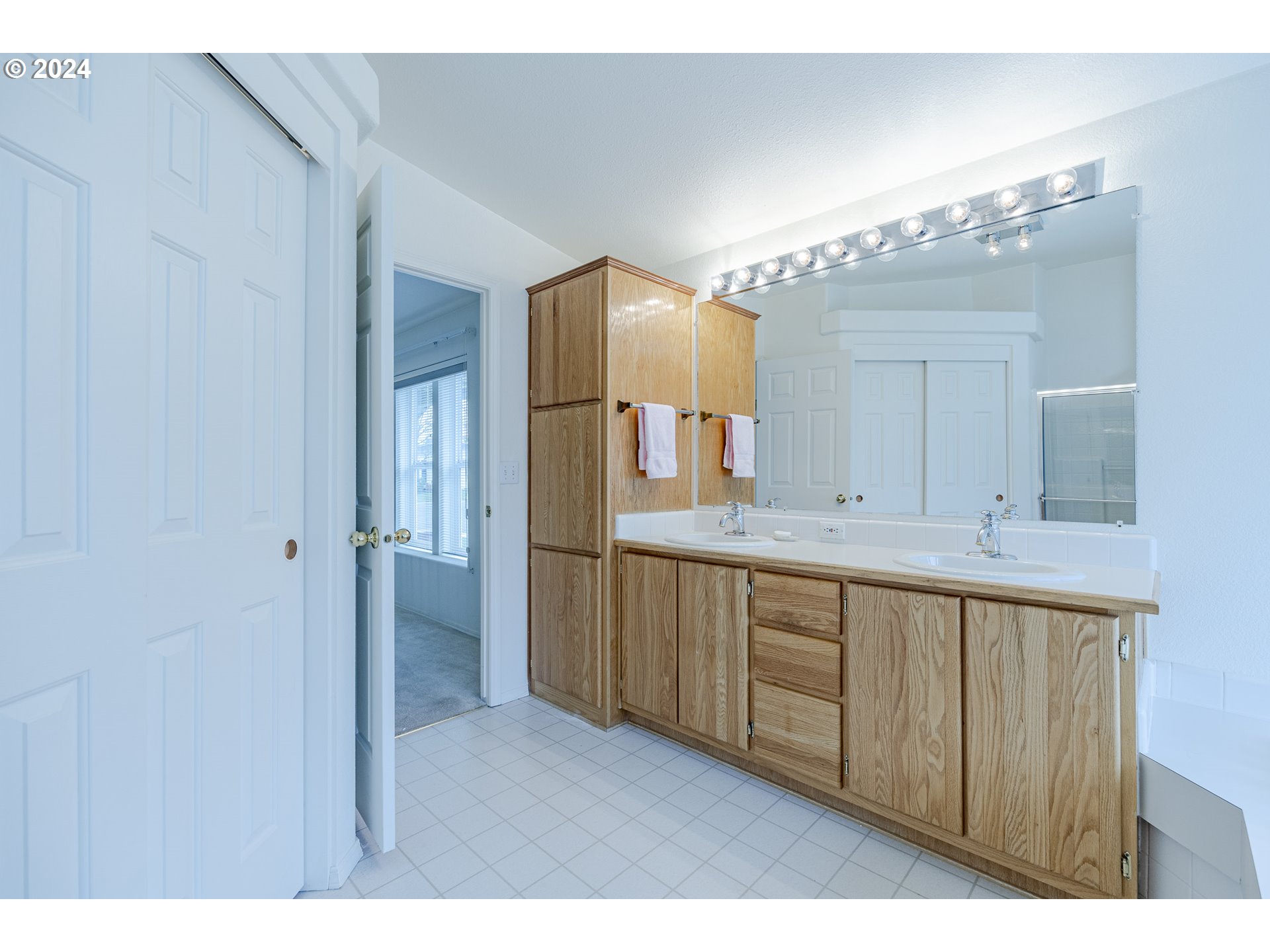 3220 Crescent Avenue, Unit 67 Eugene, OR 97408 - Photo 40 of 48 a bathroom with a double vanity sink and a mirror