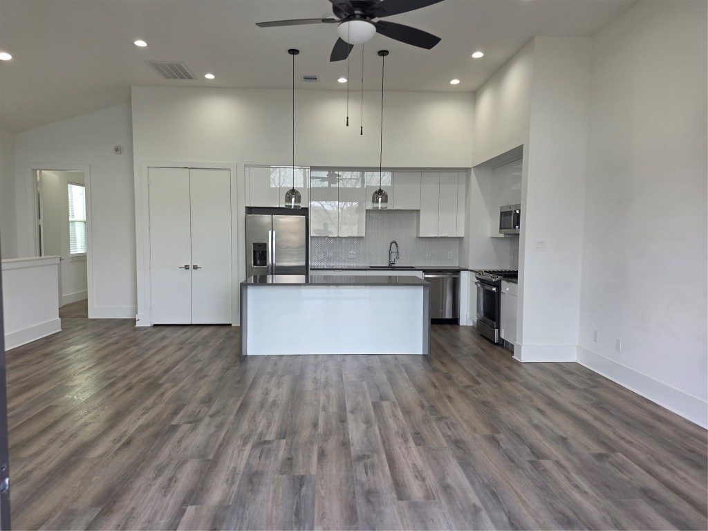 6642 Del Rio Street Houston, TX 77021 - Photo 8 of 16 Kitchen and Family Room Front Angle