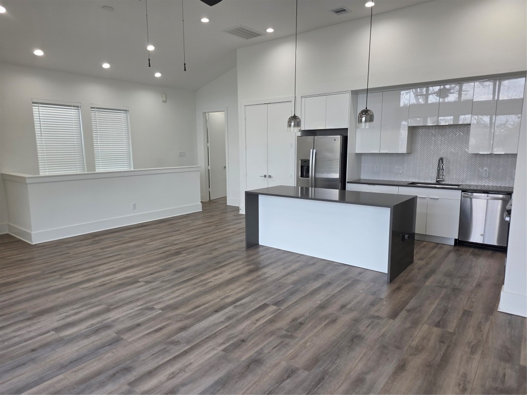 6642 Del Rio Street Houston, TX 77021 - Photo 9 of 16 Kitchen and F