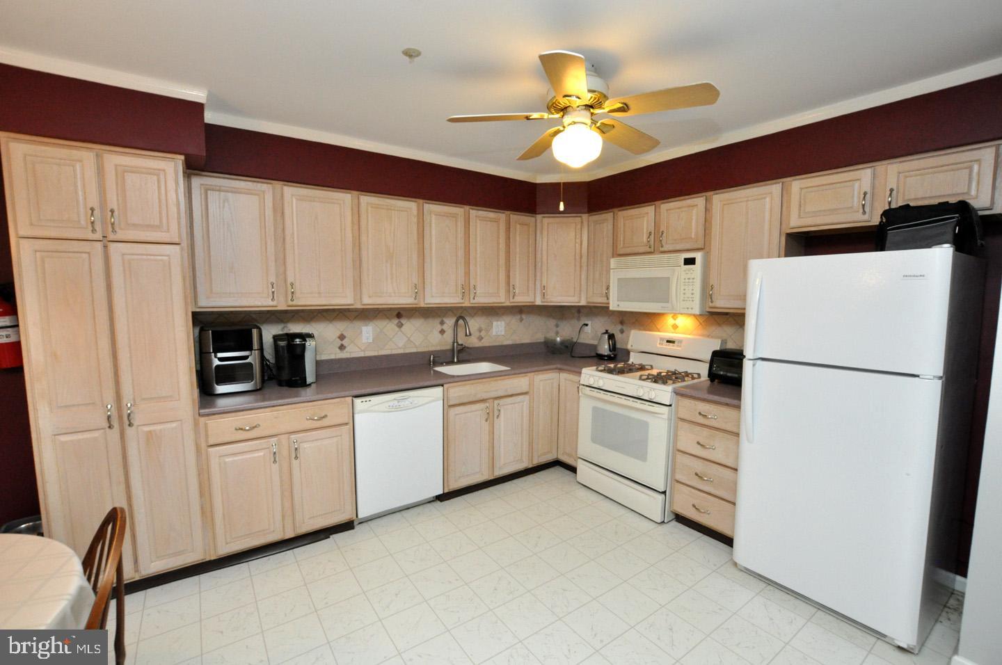 154 Buckingham Way Mount Laurel, NJ 08054 - Photo 3 of 29 Eat-in KItchen