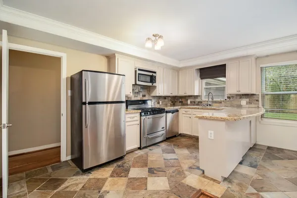$2,700 | 8418 Lorrie Drive, Houston, TX 77025