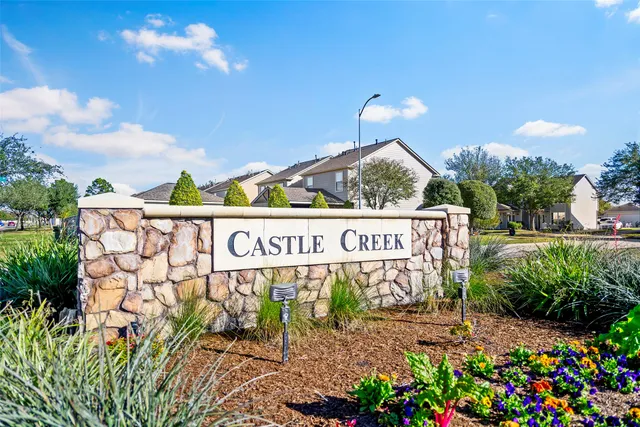 a street sign that is sitting in a backyard