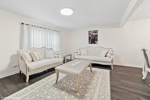 $460,000 | 18 Ascot Lane, Streamwood, IL 60107