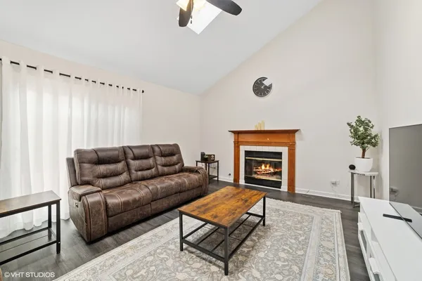 $460,000 | 18 Ascot Lane, Streamwood, IL 60107