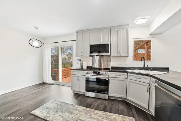 $460,000 | 18 Ascot Lane, Streamwood, IL 60107