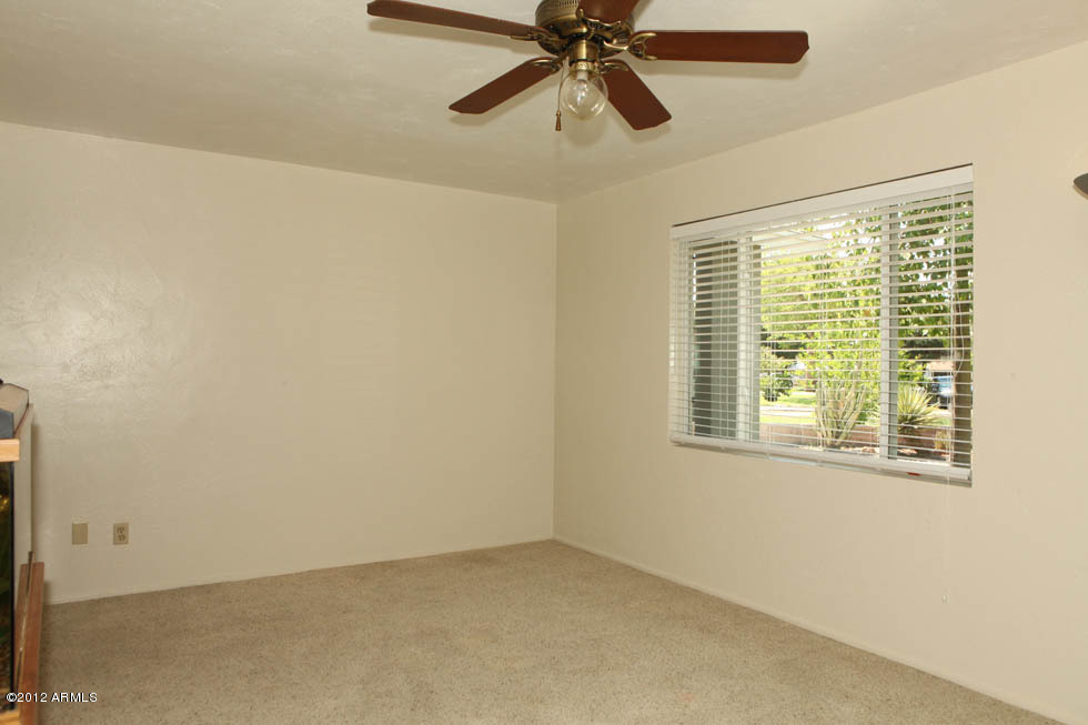 4241 East Piccadilly Road Phoenix, AZ 85018 - Photo 12 of 31 Living Room