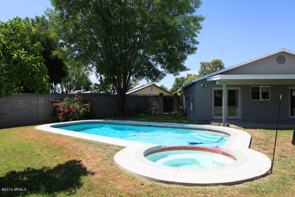 4241 East Piccadilly Road Phoenix, AZ 85018 - Photo 18 of 31 Spa-Pool