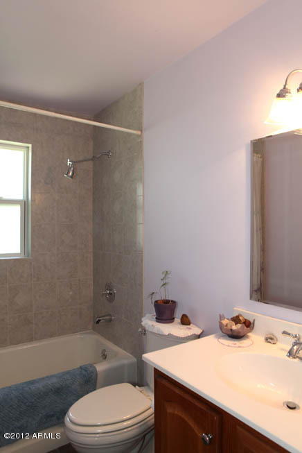 4241 East Piccadilly Road Phoenix, AZ 85018 - Photo 21 of 31 Hall Bath