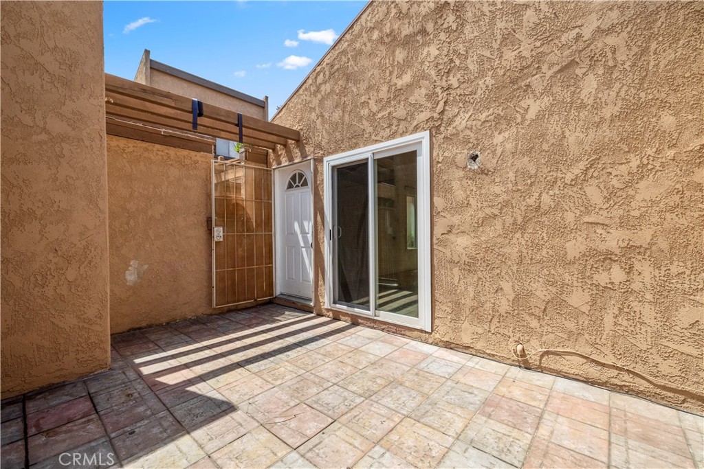 2700 North Brea Boulevard, Unit 24 Fullerton, CA 92835 - Photo 4 of 27 a backyard of a house