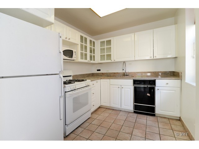 253 East Delaware Place, Unit 4G Chicago, IL 60611 - Photo 4 of 9