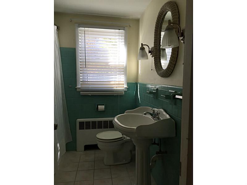 15 Rutherford Court, Unit 15 Warwick, RI 02886 - Photo 8 of 15 Bathroom.