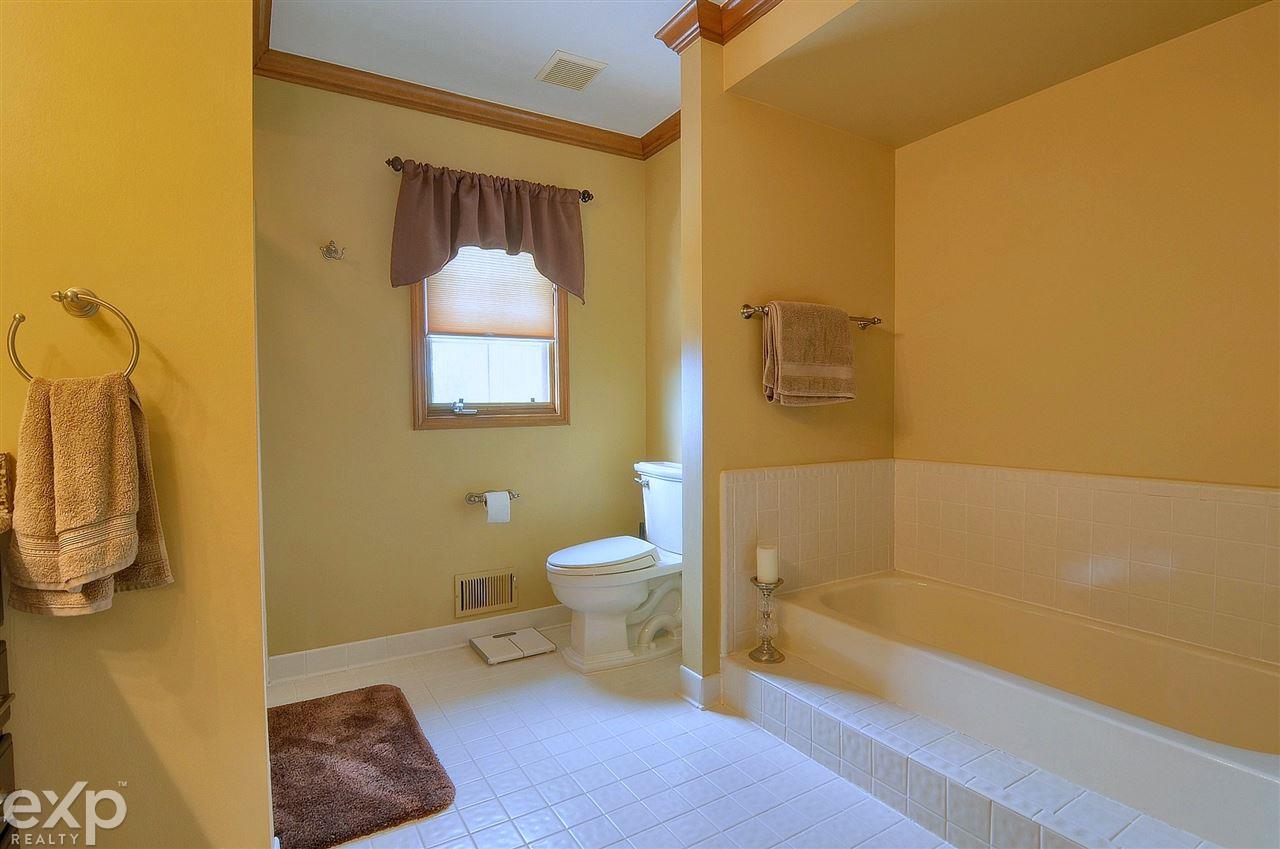 2057 Ridgefield Court Rochester Hills, MI 48306 - Photo 22 of 35