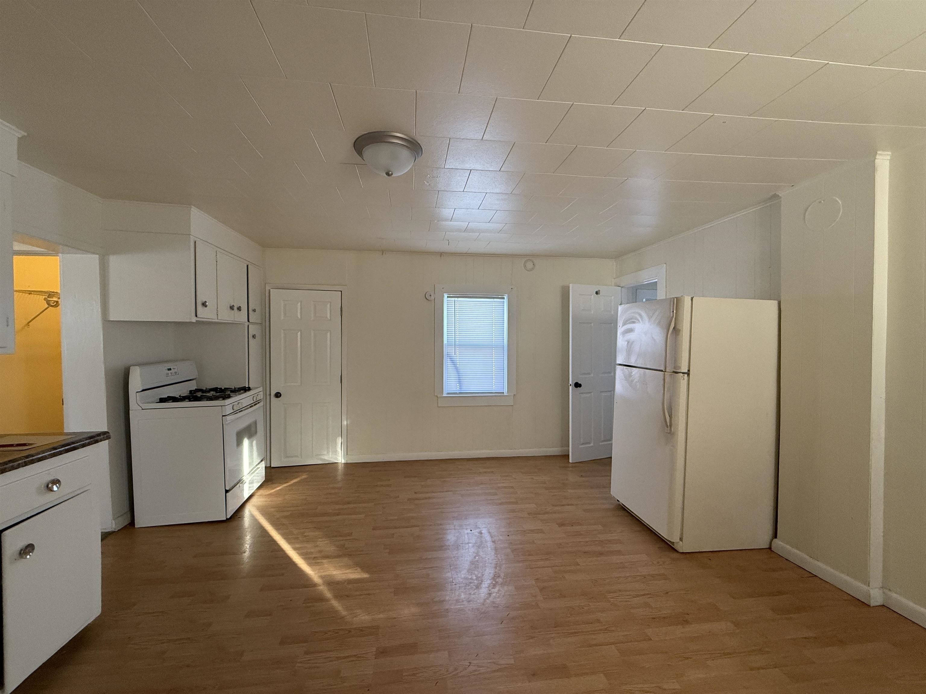 264 Cook Avenue Oconto, WI 54153 - Photo 12 of 26