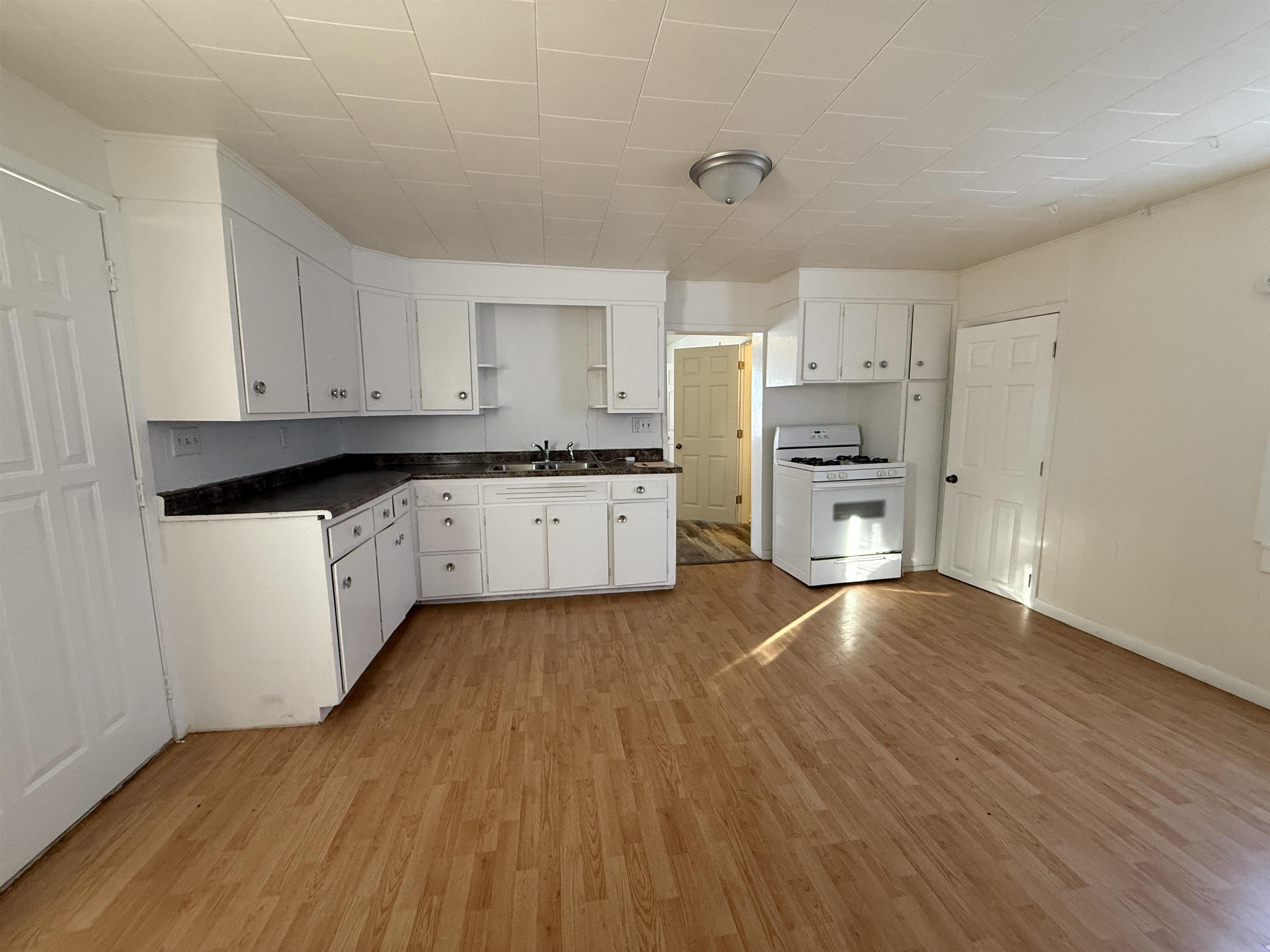 264 Cook Avenue Oconto, WI 54153 - Photo 13 of 26