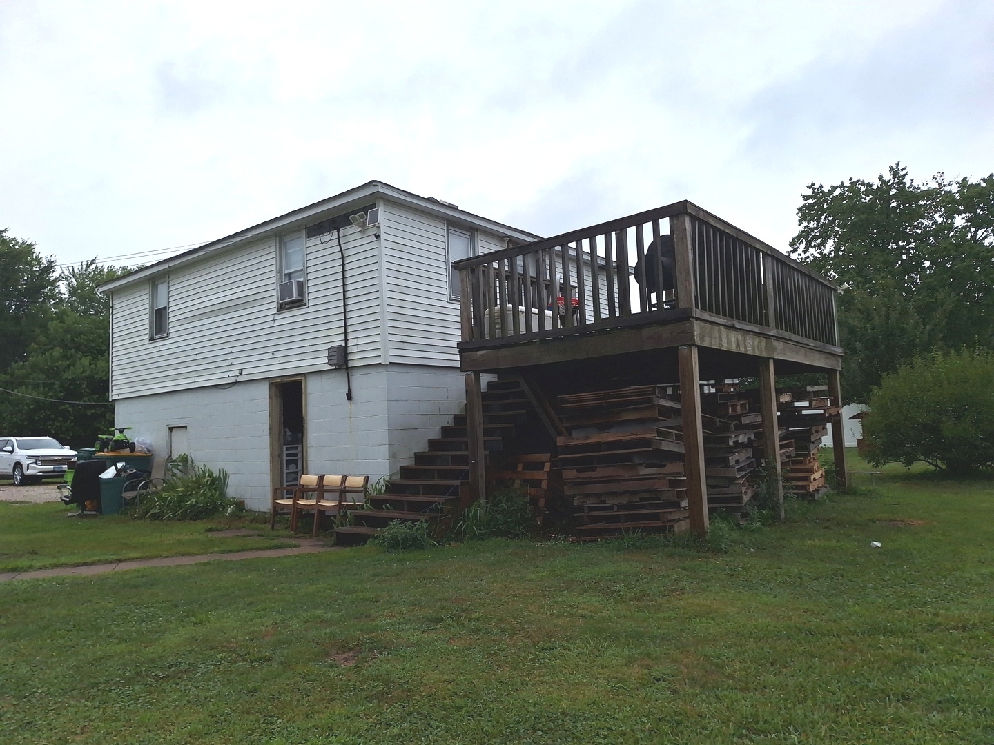1505 North Otter Creek Road Streator, IL 61364 - Photo 25 of 40 a front view of a house with a garden