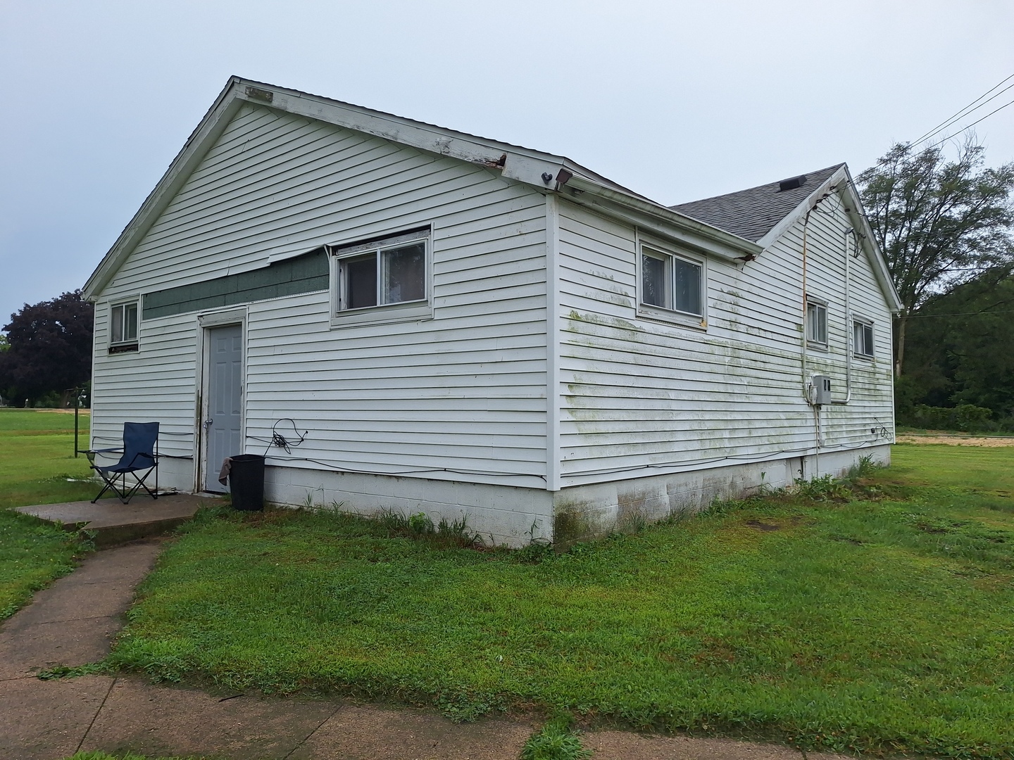 1505 North Otter Creek Road Streator, IL 61364 - Photo 37 of 40 a front view of a house with a yard
