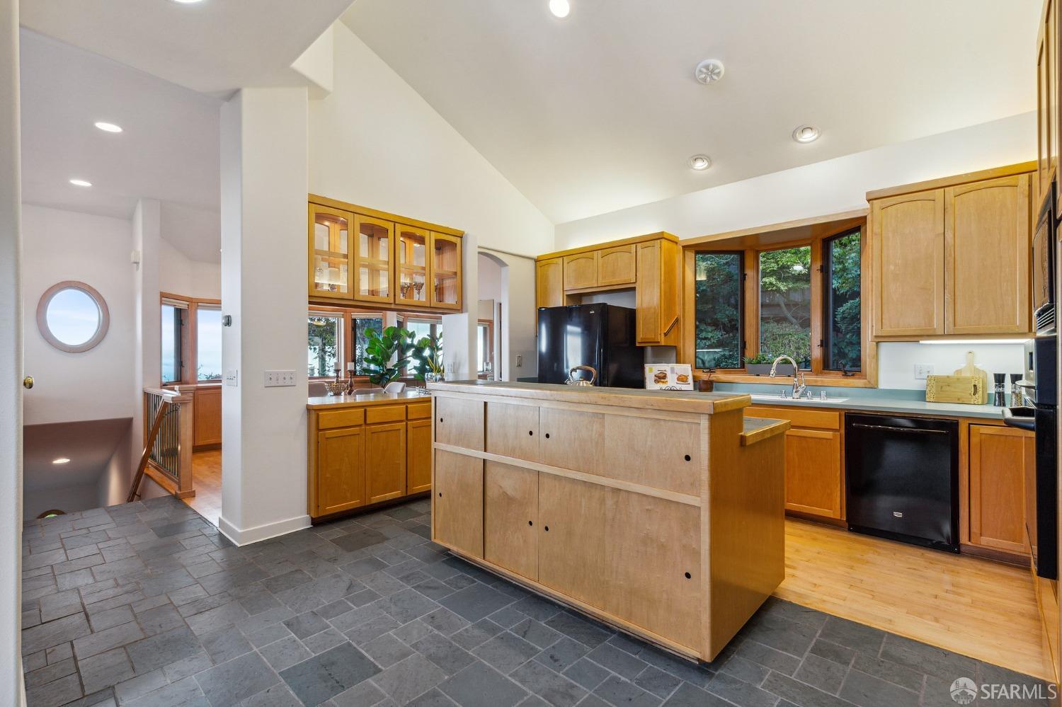 6534 Gwin Road Oakland, CA 94611 - Photo 27 of 45 Gallery Image 27