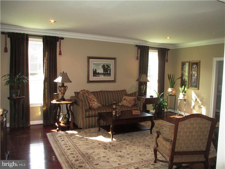 33 Ruth Circle Malvern, PA 19355 - Photo 4 of 25 Living Room