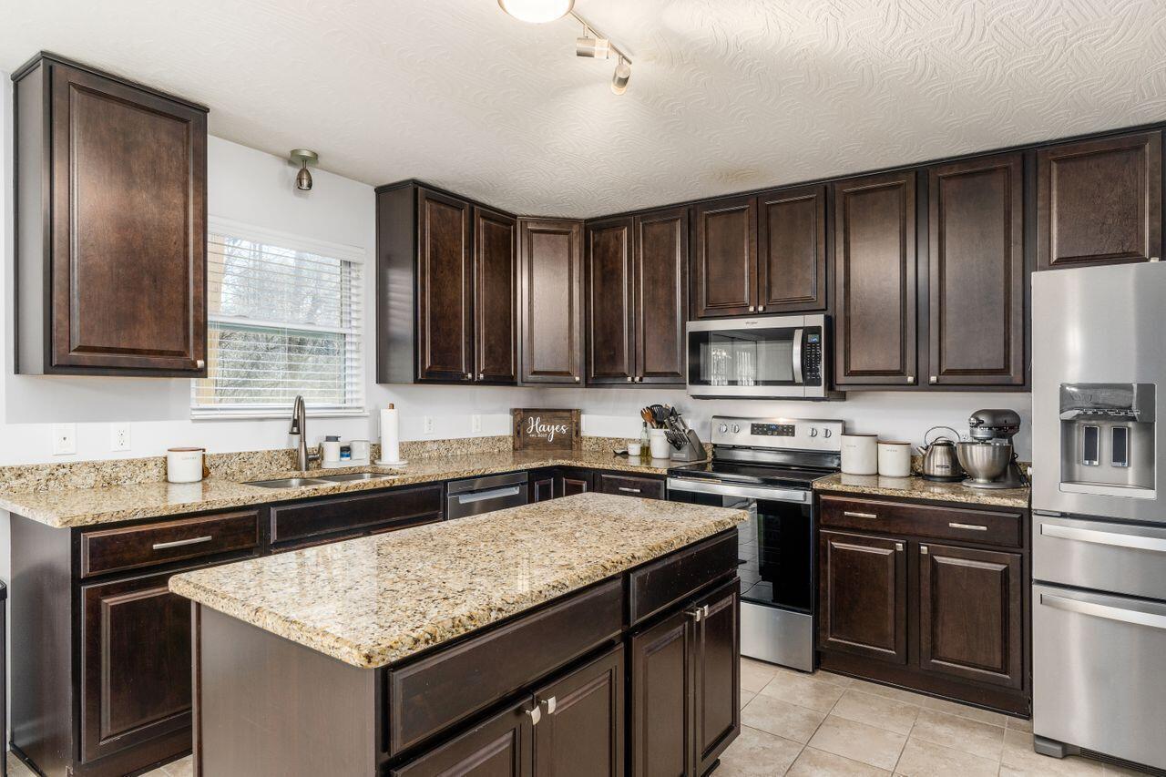 2034 Ravine Way Reynoldsburg, OH 43068 - Photo 7 of 35 Kitchen