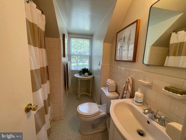 441 Range Road Towson, MD 21204 - Photo 29 of 50 Upper Level 2nd Full Bath off Hall with Dormer