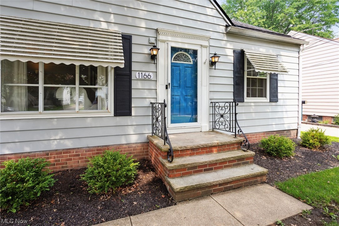 1166 Sunset Road Cleveland, OH 44124 - Photo 3 of 25