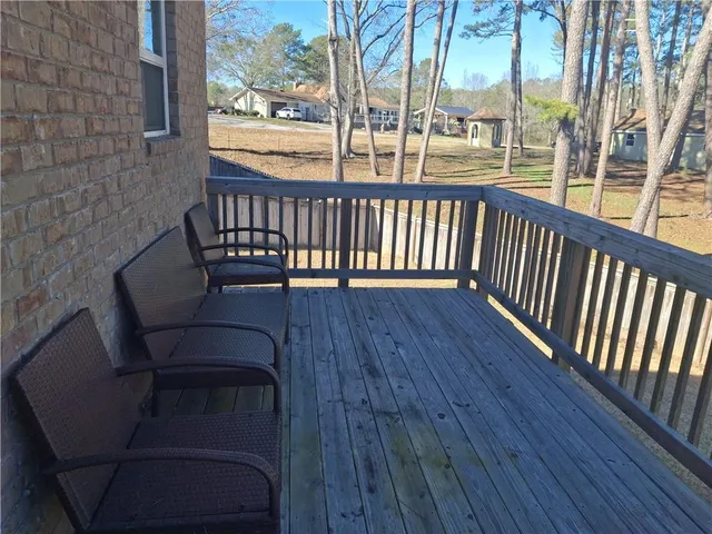a view of residential houses with yard and tree