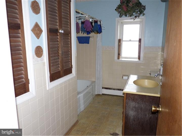 804 Sweetbriar Road Perkasie, PA 18944 - Photo 15 of 21 Bathroom