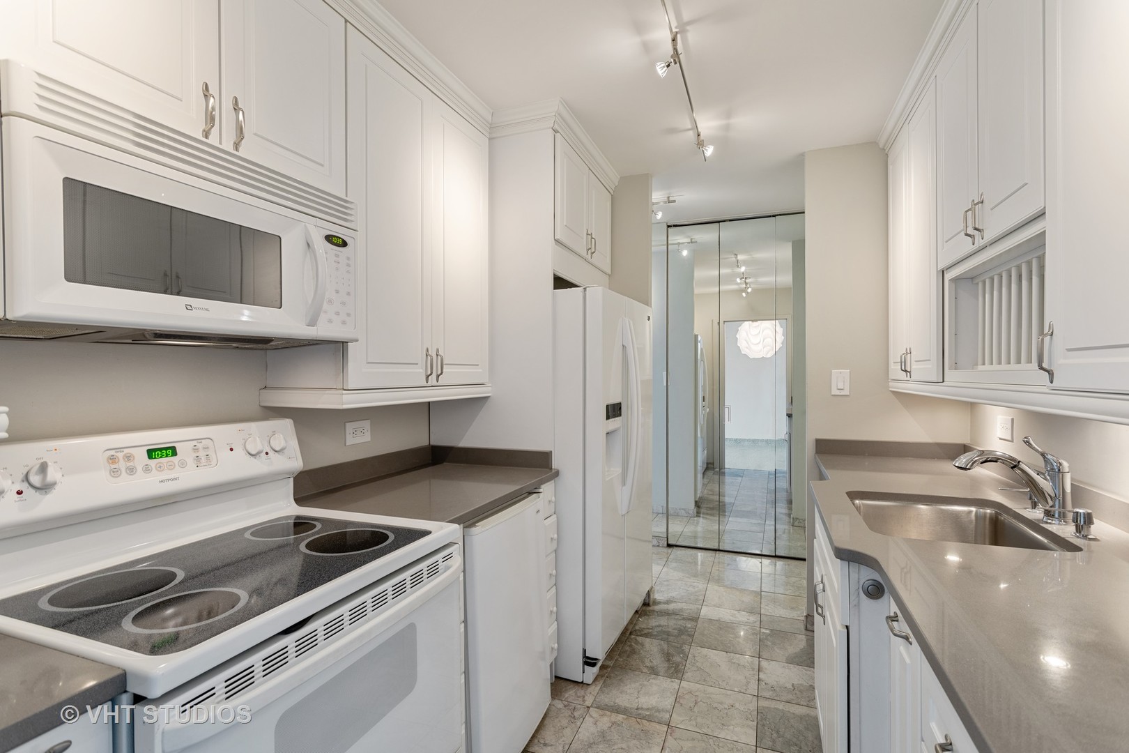3930 North Pine Grove Avenue, Unit 907 Chicago, IL 60613 - Photo 5 of 12