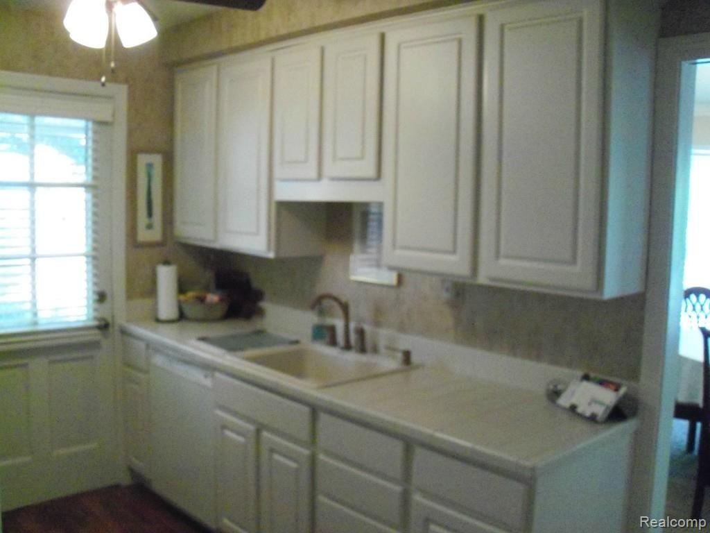 121 Mapleton Road Grosse Pointe, MI 48236 - Photo 8 of 33 825.jpg