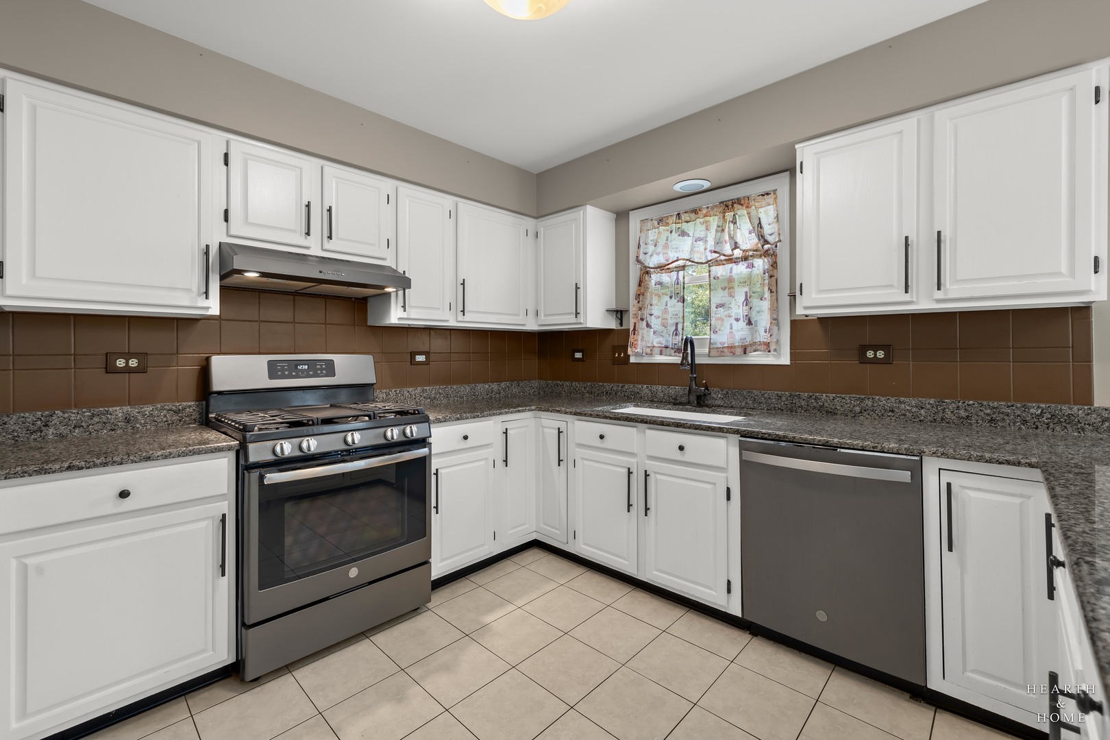 75 Hampton Street Cary, IL 60013 - Photo 4 of 44