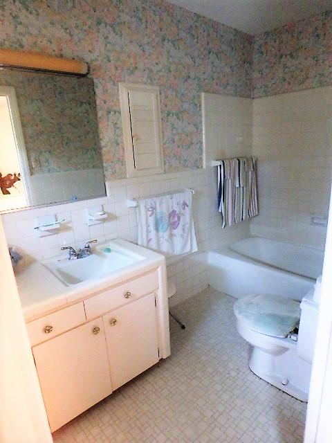800 Horne Street St. George, SC 29477 - Photo 10 of 18 Master Bathroom