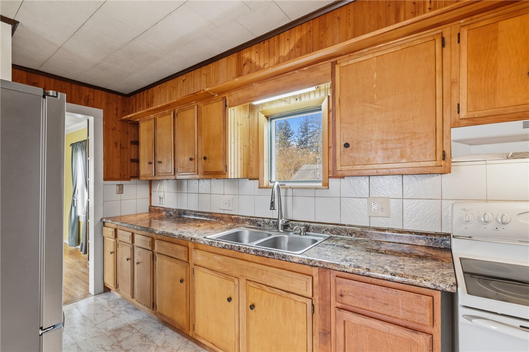 11 Maple Avenue Manchester, NY 14548 - Photo 12 of 39 This homeowner was a woodworker! The love of his c
