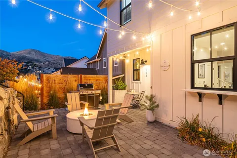 a view of a pathway with an outdoor space