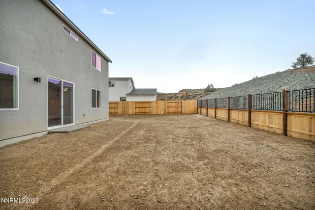 a view of a house with backyard