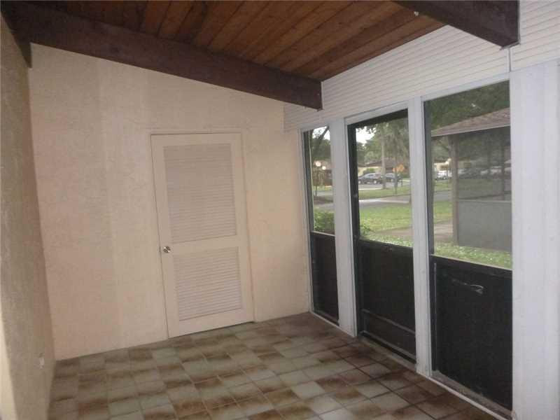 106 Gate Road, Unit 464 Hollywood, FL 33024 - Photo 4 of 31 a view of entryway
