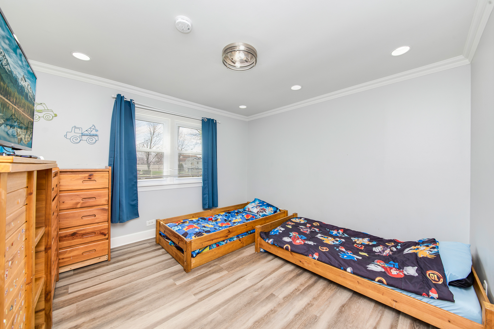 7517 Beloit Avenue Bridgeview, IL 60455 - Photo 10 of 18 a room with toys and wooden floor