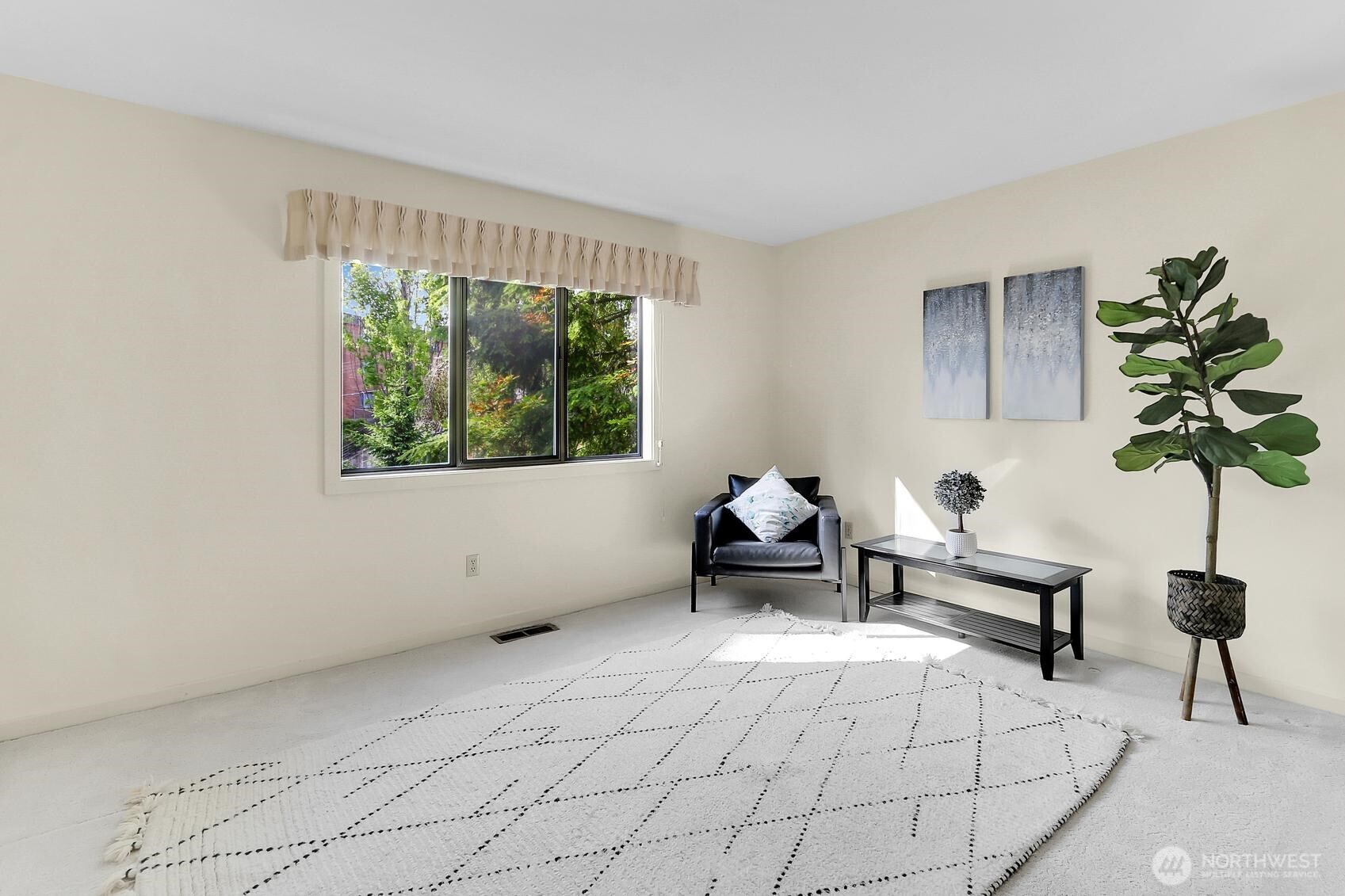 1541 Northeast 143rd Street, Unit H5 Seattle, WA 98125 - Photo 20 of 31 a living room with furniture and a potted plant