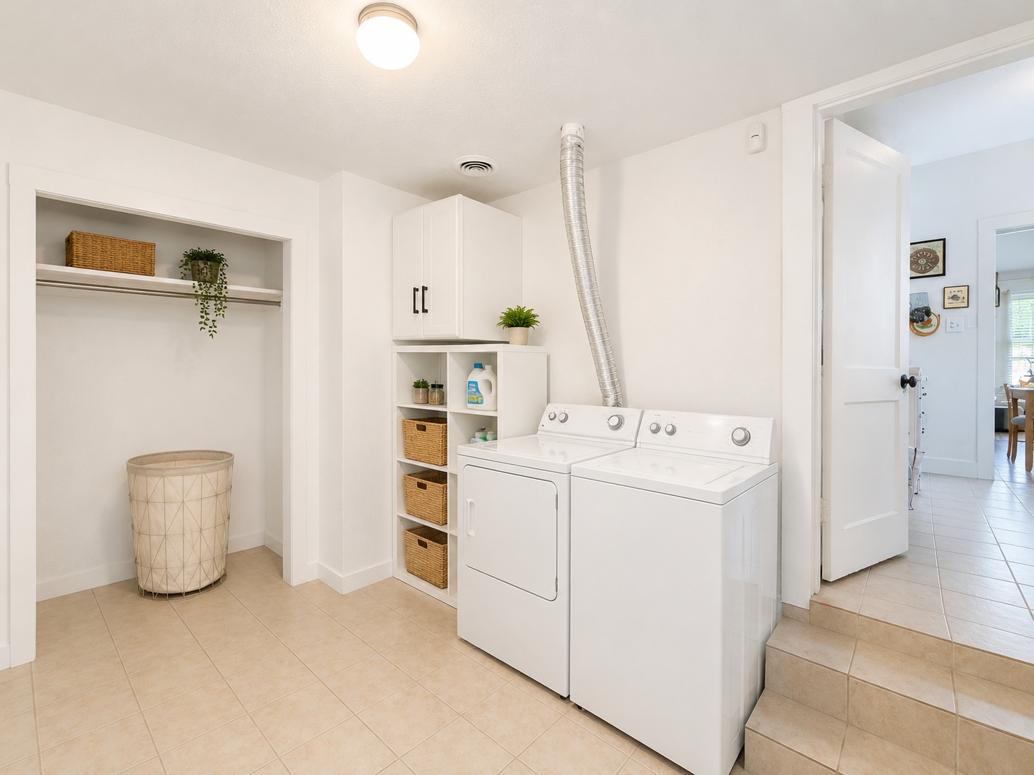404 West 43rd Street, Unit A Austin, TX 78751 - Photo 9 of 10 a view of hallway with washer and dryer