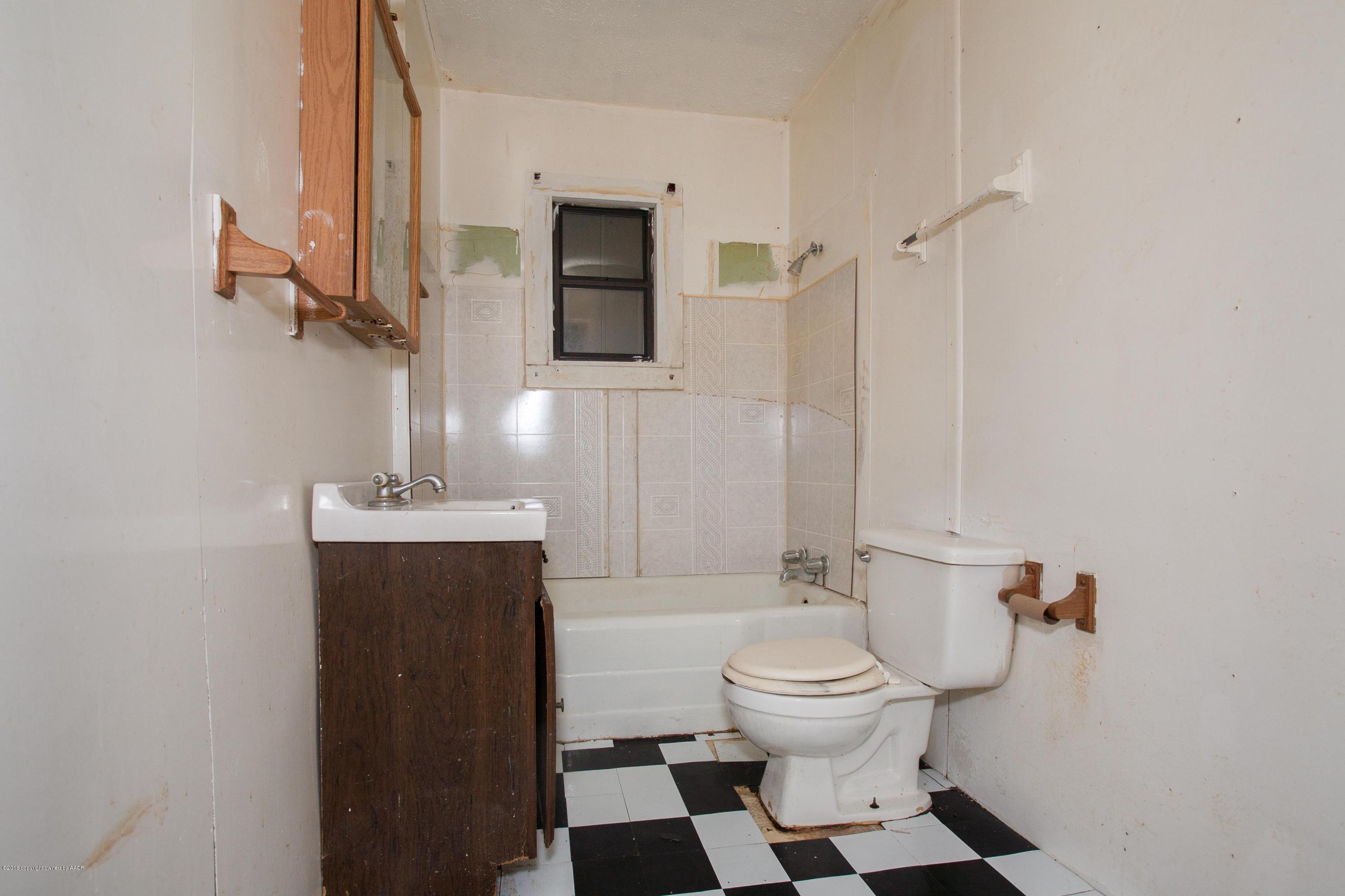 106 3rd Vega, TX 79092 - Photo 14 of 37 014_Bath